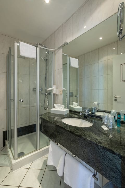 Double Room, City View | Bathroom | Shower, free toiletries, hair dryer, towels