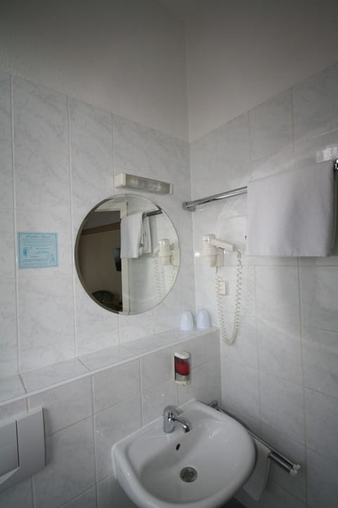 Triple Room | Bathroom sink