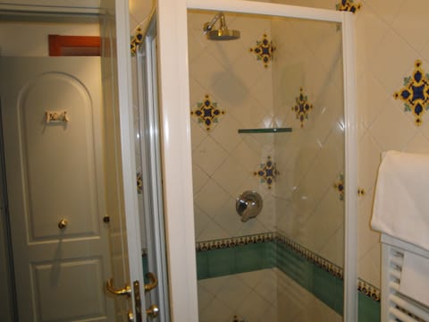 Standard Double Room | Bathroom shower