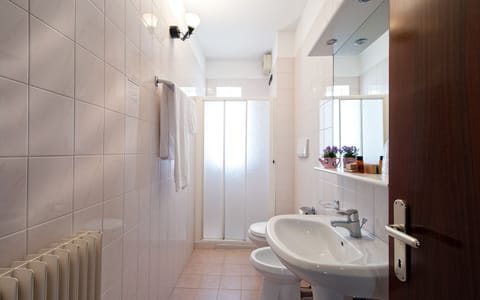 Shower, rainfall showerhead, free toiletries, hair dryer