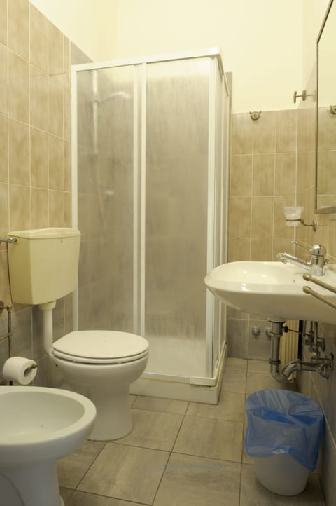 Standard Double Room, Private Bathroom | Bathroom | Shower, hair dryer, bidet, towels