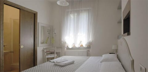 Single Room, Private Bathroom | Down comforters, desk, free WiFi, bed sheets