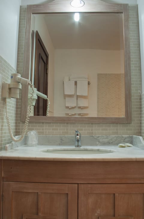 Triple Room | Bathroom | Free toiletries, hair dryer, bidet, towels