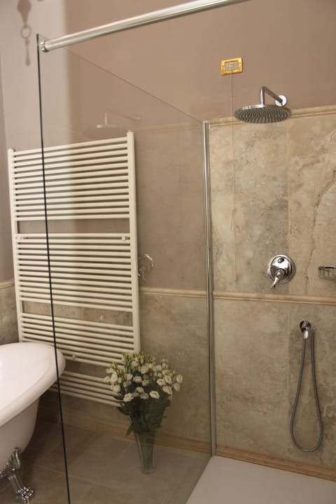 Shower, rainfall showerhead, free toiletries, hair dryer