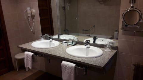 Minibar, in-room safe, desk, free WiFi