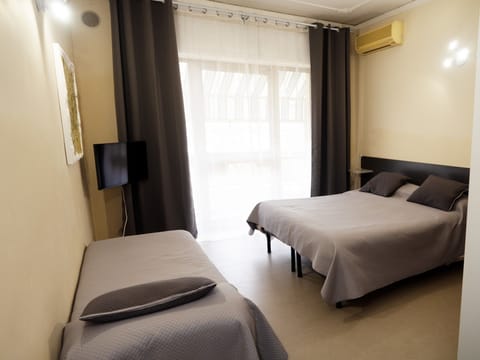 Deluxe Triple Room, 1 Bedroom, Private Bathroom, Garden Area | Frette Italian sheets, premium bedding, down comforters, blackout drapes