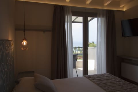 Hypo-allergenic bedding, down comforters, in-room safe, desk