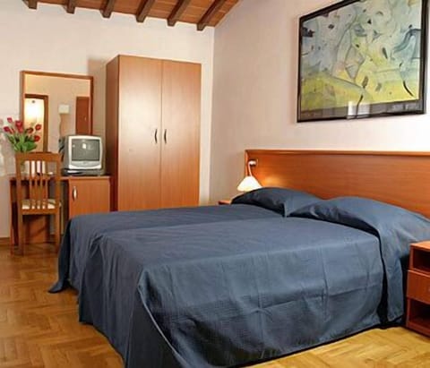 Double Room | Frette Italian sheets, desk, iron/ironing board, rollaway beds