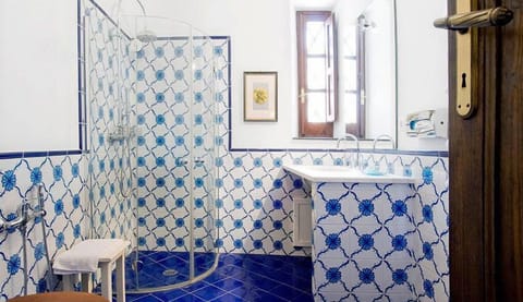 Rainfall showerhead, free toiletries, hair dryer, bidet