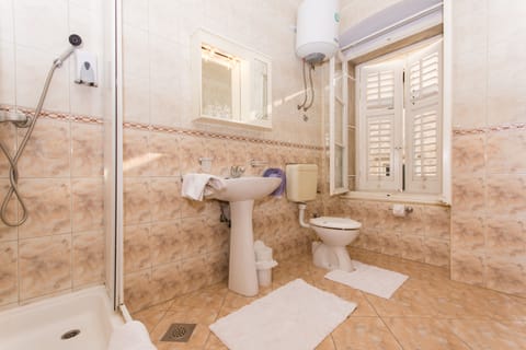 Triple Room, Private Bathroom, Sea View | Bathroom | Shower, free toiletries, hair dryer, towels