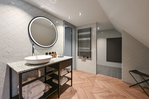 Shower, free toiletries, hair dryer, bathrobes