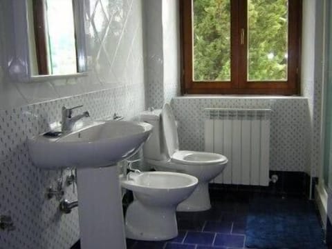 Apartment for 4 people | Bathroom | Shower, free toiletries, hair dryer, bidet