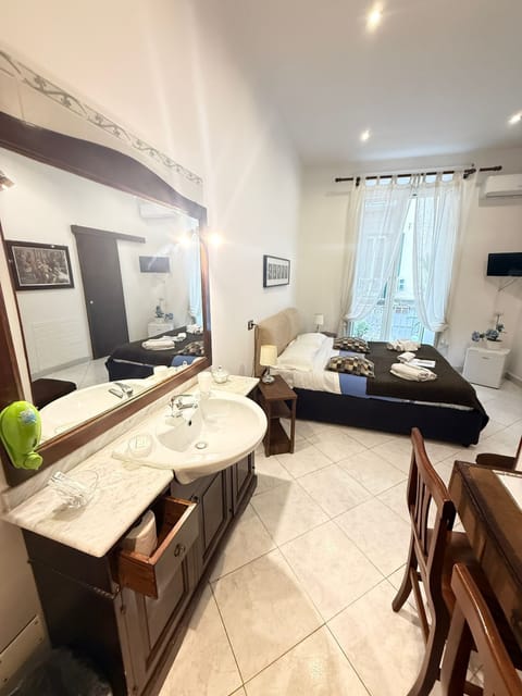 Superior Double Room, Ensuite | Desk, soundproofing, free WiFi, bed sheets