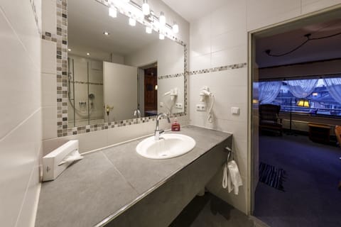 Junior Suite, 1 Bedroom, Balcony | Bathroom sink