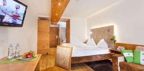 Comfort Double Room | In-room safe, desk, soundproofing, iron/ironing board