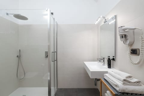 Triple Room | Minibar, in-room safe, desk, soundproofing