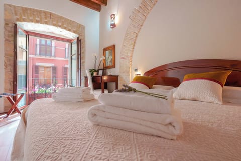 Double Room with French Bed | Minibar, in-room safe, desk, soundproofing