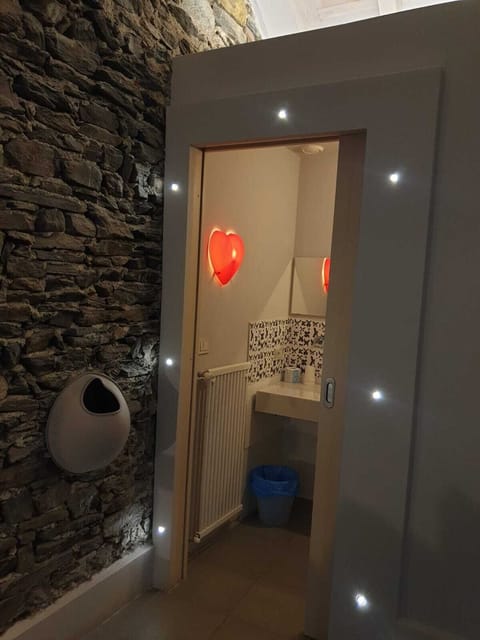 Junior Suite | Bathroom | Shower, rainfall showerhead, free toiletries, hair dryer