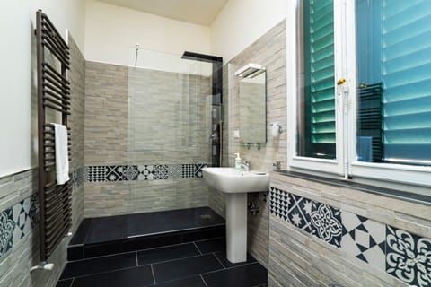 Comfort Double Room | Bathroom | Shower, free toiletries, hair dryer, towels