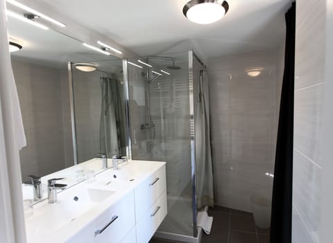 Superior Triple Room | Bathroom | Combined shower/tub, free toiletries, hair dryer, towels