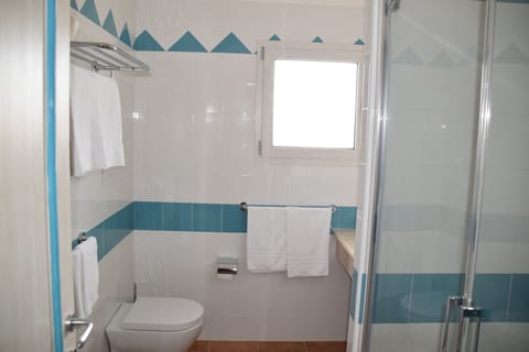 Apartment | Bathroom | Free toiletries, hair dryer, bidet, towels