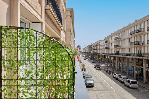 Comfort Double Room | In-room safe, desk, blackout drapes, iron/ironing board