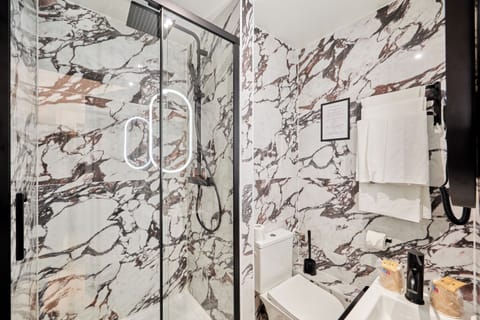 Triple Room | Bathroom | Free toiletries, hair dryer, towels