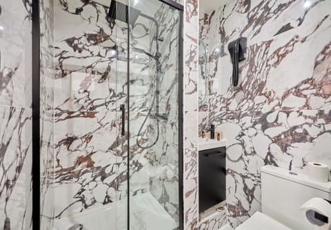 Twin Room | Bathroom | Free toiletries, hair dryer, towels