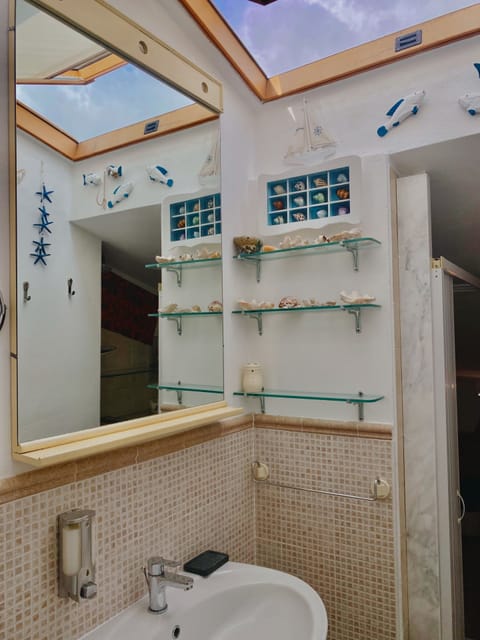 Twin room in mansard with external private bathroom | Bathroom | Shower, rainfall showerhead, free toiletries, hair dryer