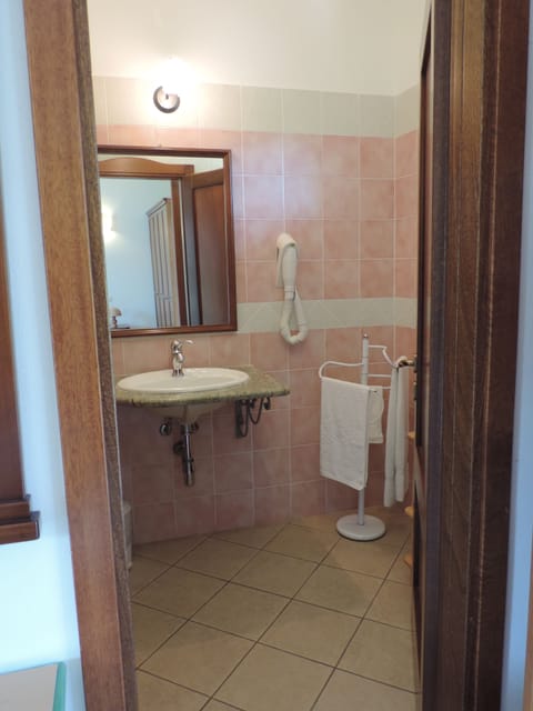 Club Double Room | Bathroom | Jetted tub, free toiletries, hair dryer, bidet