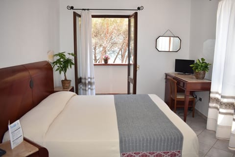 Minibar, in-room safe, desk, free WiFi