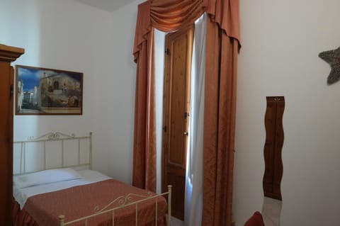 Single Room | Desk, cribs/infant beds, free WiFi, bed sheets