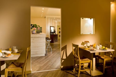 Breakfast, lunch, dinner served; Italian cuisine 