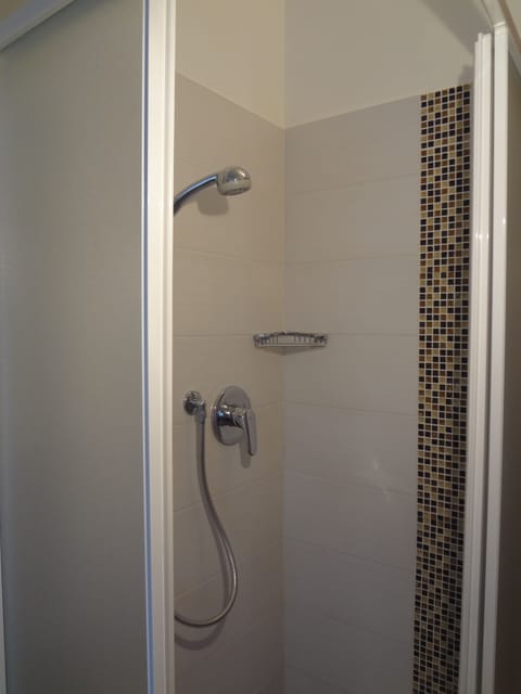 Single Room | Minibar, in-room safe, desk, cribs/infant beds