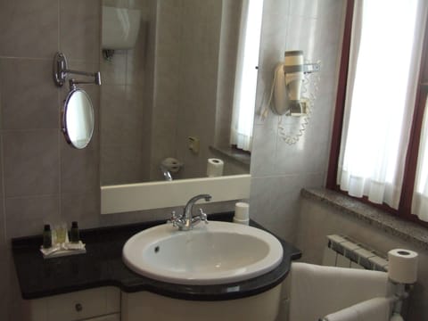 Superior Triple Room | Bathroom | Shower, free toiletries, hair dryer, bidet