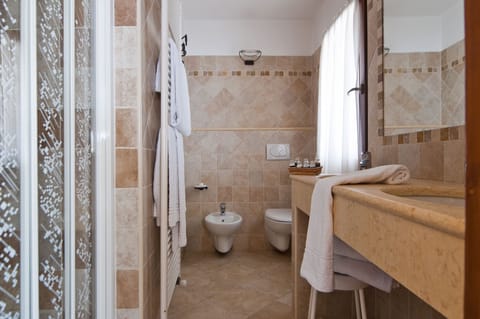 Family Room | Bathroom | Separate tub and shower, rainfall showerhead, free toiletries