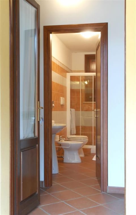 Double Room | Bathroom | Shower, free toiletries, hair dryer, bidet