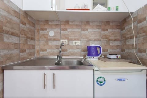 Apartment for 3 people | Private kitchenette | Fridge, coffee/tea maker, electric kettle