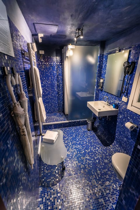 Family Triple Room | Bathroom | Shower, free toiletries, hair dryer, bidet