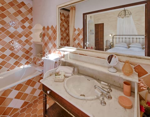 Standard Double Room, Ensuite, Garden View (n°6 - 1er étage) | Bathroom | Free toiletries, hair dryer, bathrobes, soap