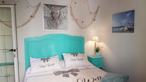 Desk, free cribs/infant beds, free WiFi