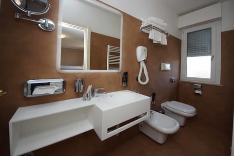 Shower, rainfall showerhead, free toiletries, hair dryer