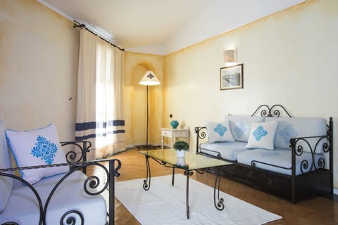 Suite, Terrace | Minibar, in-room safe, desk, soundproofing