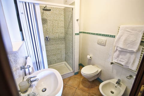 Economy Double Room | Bathroom | Shower, hair dryer, bidet, towels