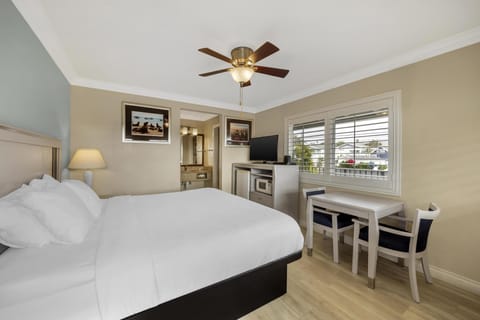 Standard Room, 1 King Bed, Non Smoking, Refrigerator | Premium bedding, in-room safe, desk, laptop workspace