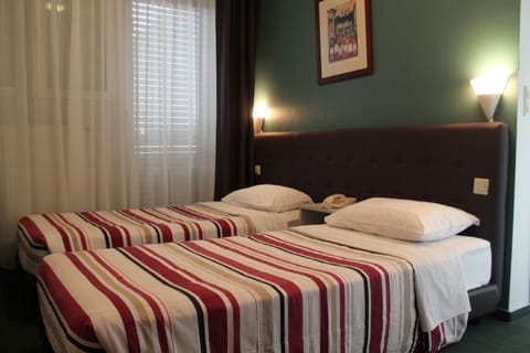 Classic Double or Twin Room | Minibar, in-room safe, desk, soundproofing