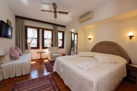 Deluxe Double Room | Pillowtop beds, in-room safe, soundproofing, iron/ironing board