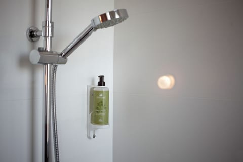 Shower, free toiletries, towels