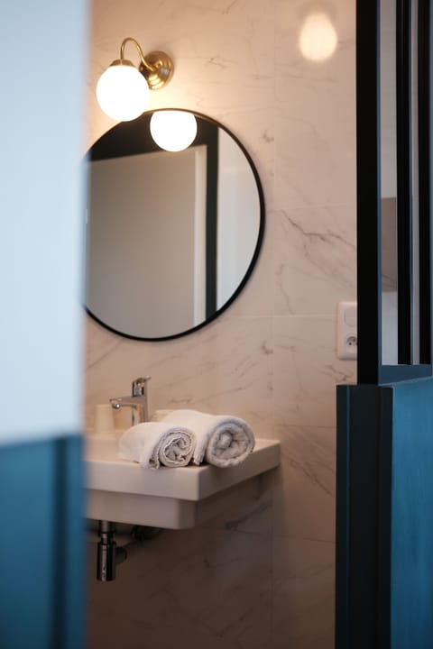 Panoramic Room | Bathroom | Shower, free toiletries, towels