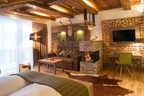 Hypo-allergenic bedding, minibar, in-room safe, individually decorated